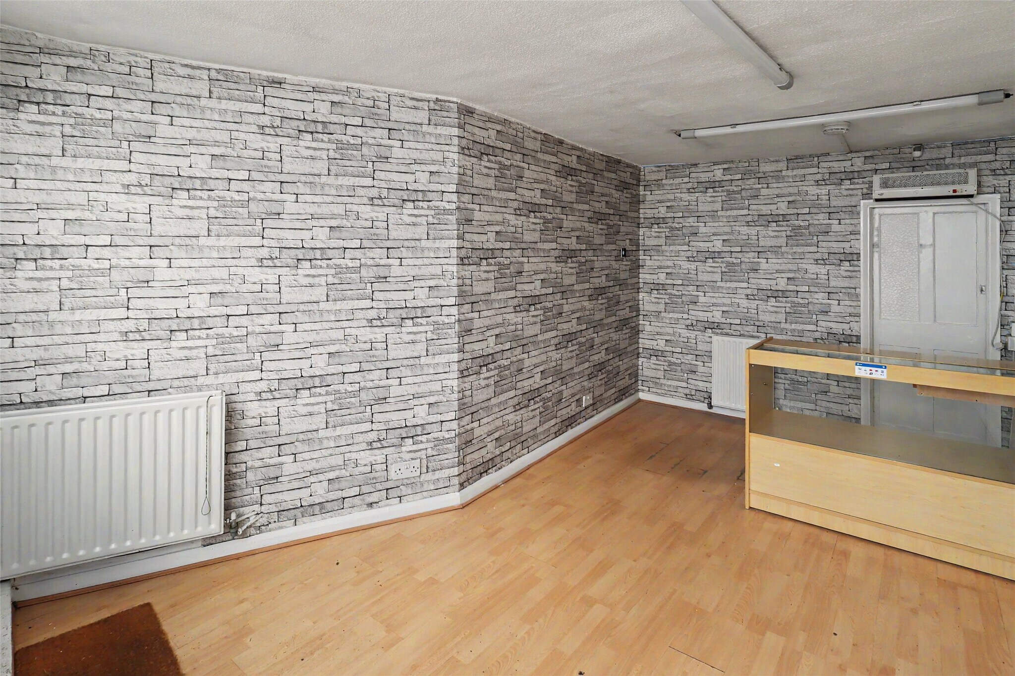 140 East St, South Molton for lease Interior Photo- Image 1 of 2