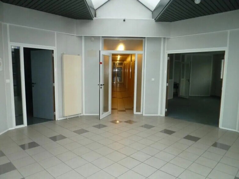 Office in Leers for lease - Interior Photo - Image 3 of 7