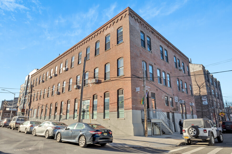 199 Cook St, Brooklyn, NY for lease - Building Photo - Image 1 of 16