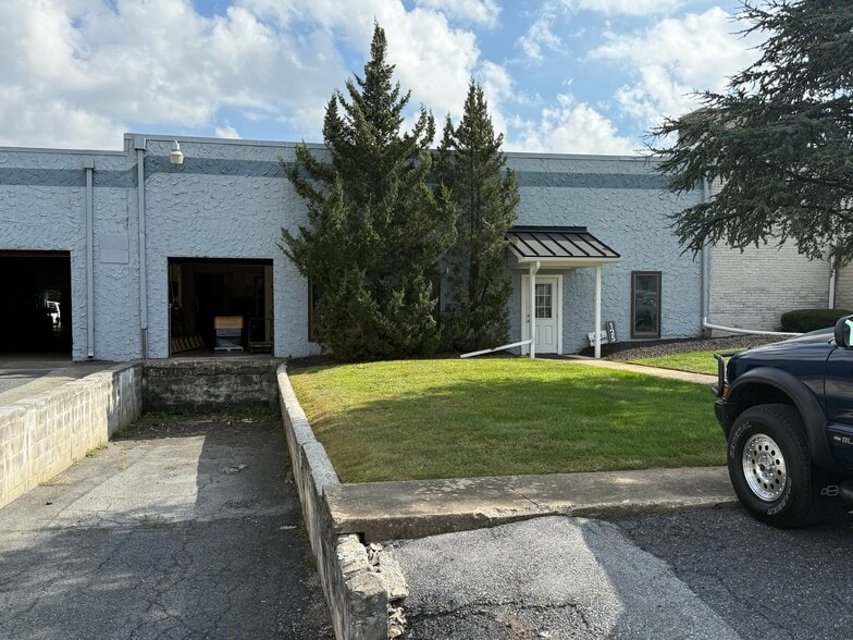 97-125 Ashmore Dr, Leola, PA for lease - Building Photo - Image 1 of 13