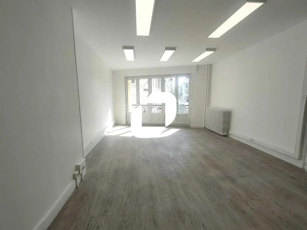 Office in Versailles for lease Building Photo- Image 1 of 22