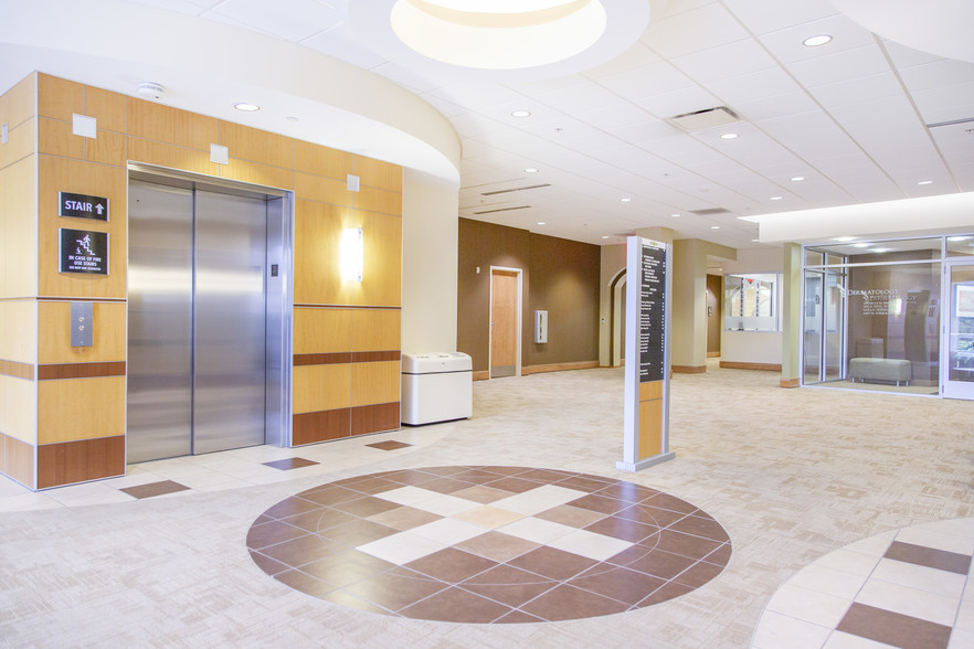 555 Midtowne St, Grand Rapids, MI for sale - Lobby - Image 1 of 1