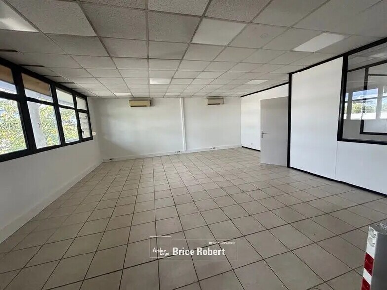 Office in Bron for lease - Building Photo - Image 2 of 10