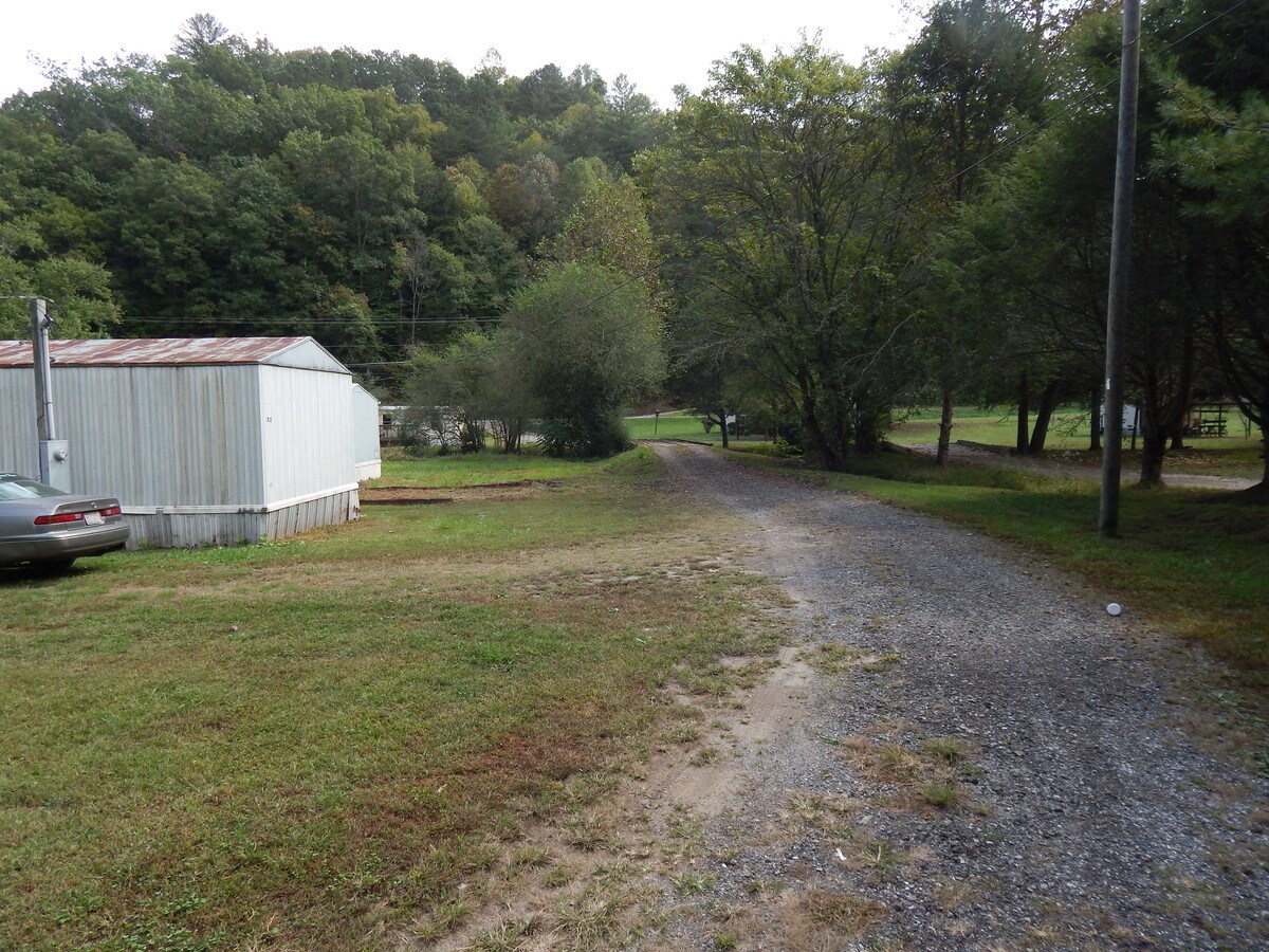 26 Conleys Pl, Whittier, NC 28789