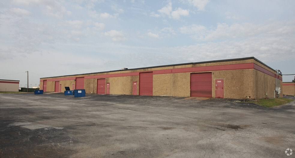 2601-2621 Aero Dr, Grand Prairie, TX for lease - Building Photo - Image 2 of 3
