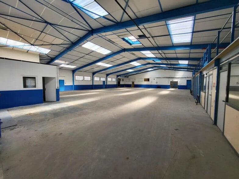 Flex in Vaulx-en-Velin for sale - Building Photo - Image 2 of 7