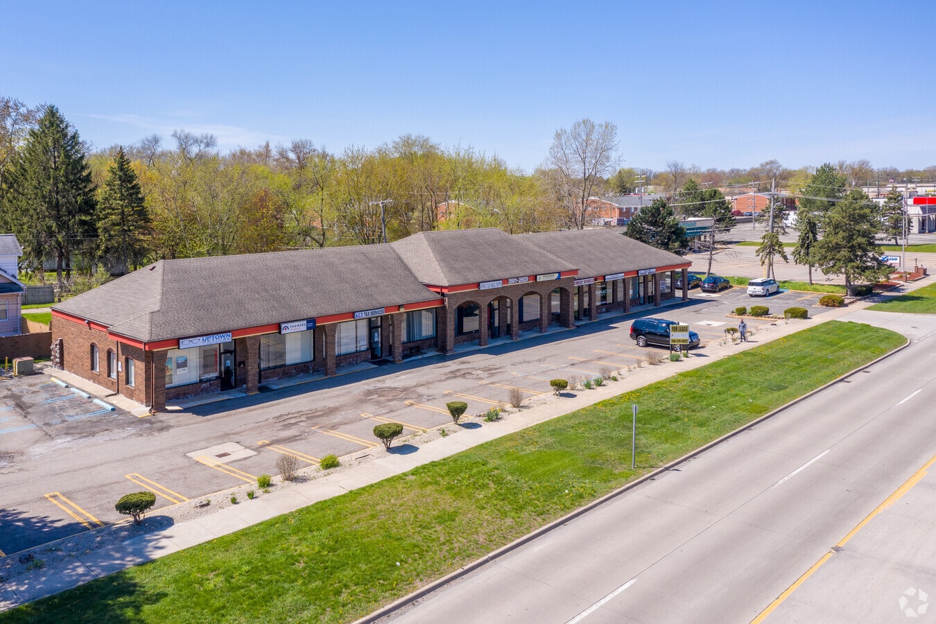 2891128929 7 Mile Rd, Livonia, MI 48152