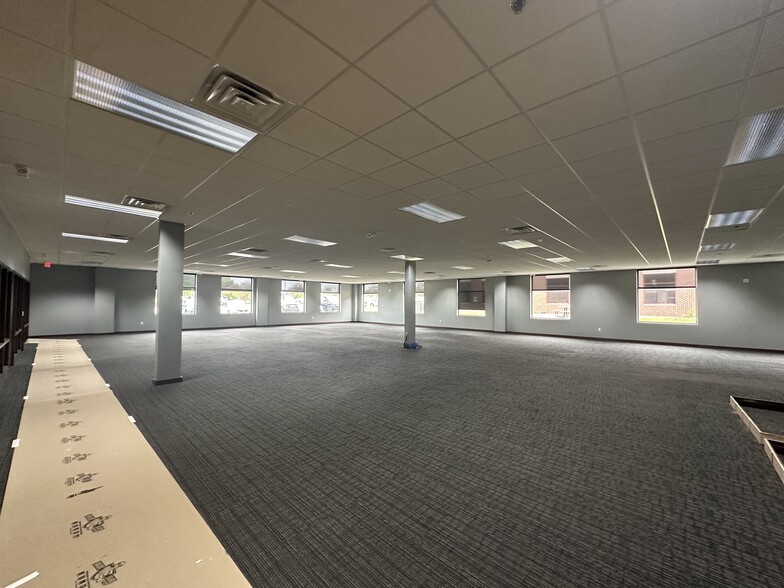 2301 Jones Blvd, Coralville, IA for lease - Building Photo - Image 2 of 19