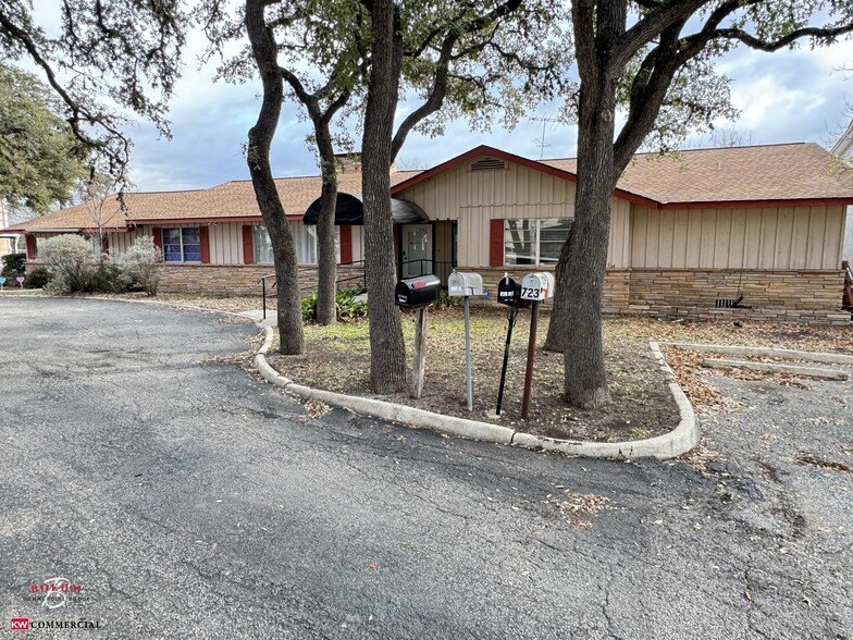 725 N Main St, Boerne, TX for sale - Building Photo - Image 2 of 13