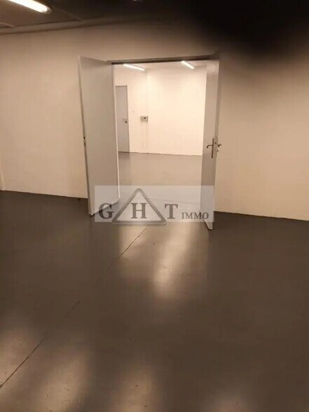 Industrial in Le Val for lease - Interior Photo - Image 2 of 3
