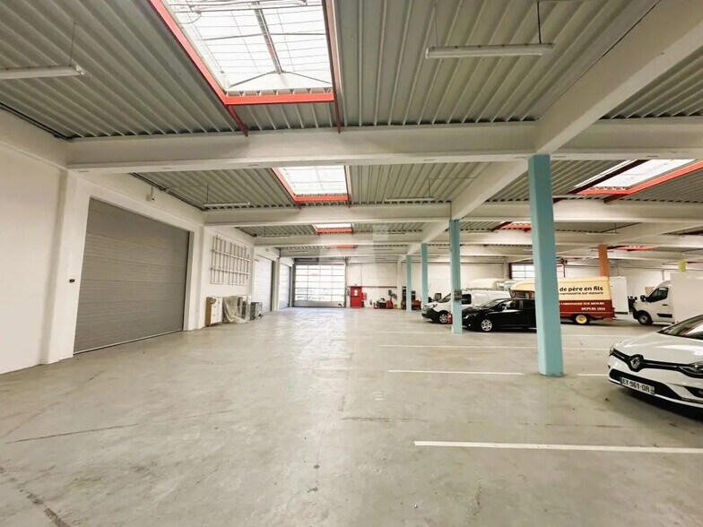 Flex in Santeny for lease - Interior Photo - Image 3 of 14