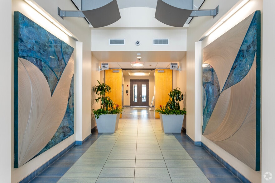 265 E River Park Cir, Fresno, CA for lease - Lobby - Image 2 of 29