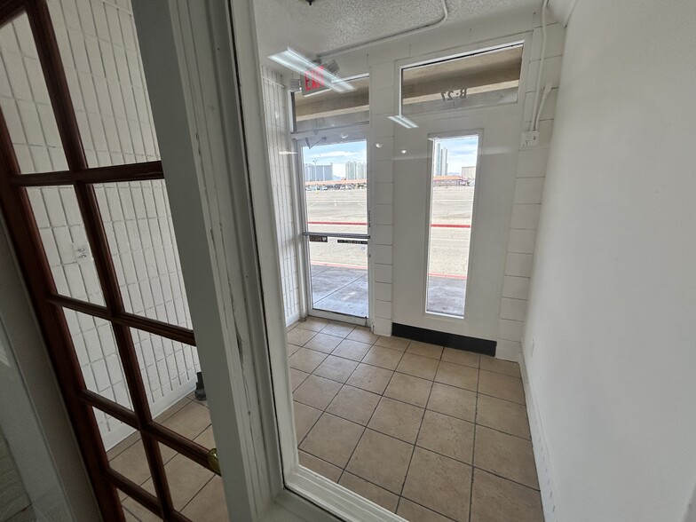 953 E Sahara Ave, Las Vegas, NV for lease - Building Photo - Image 3 of 9