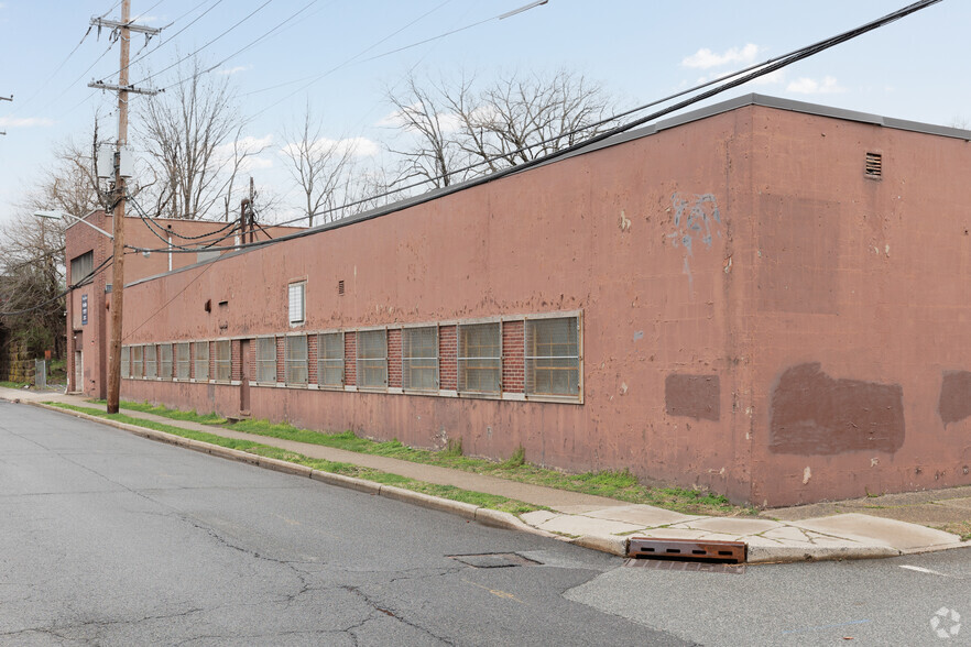 200-204 Railroad Ave, Hackensack, NJ for lease - Building Photo - Image 2 of 5