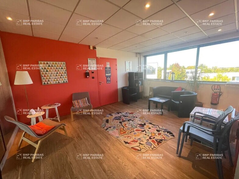 Office in Saint-Grégoire for lease - Building Photo - Image 2 of 4