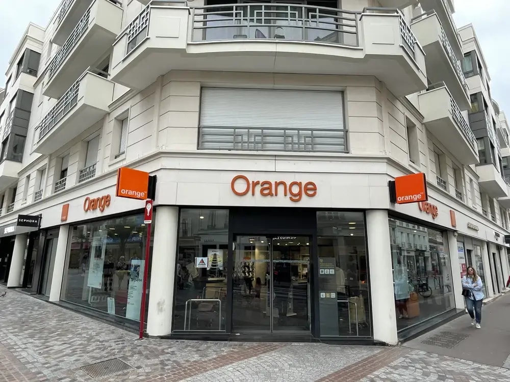 Location Commerce 81 m² à 393 m² - Photo 1
