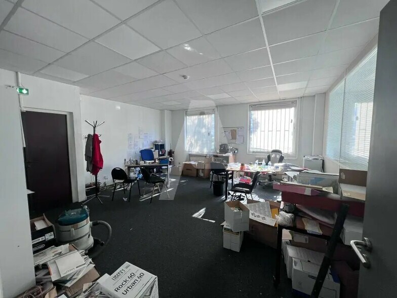 Flex in Lognes for lease - Interior Photo - Image 2 of 4