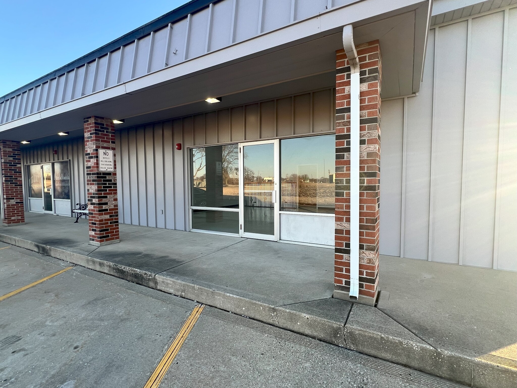 122 Indian Springs Dr, Sandwich, IL for lease Building Photo- Image 1 of 10