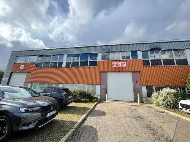 Office in Trappes for lease - Building Photo - Image 1 of 8