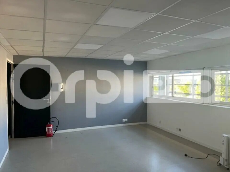 Office in Périgny for lease Interior Photo- Image 1 of 4