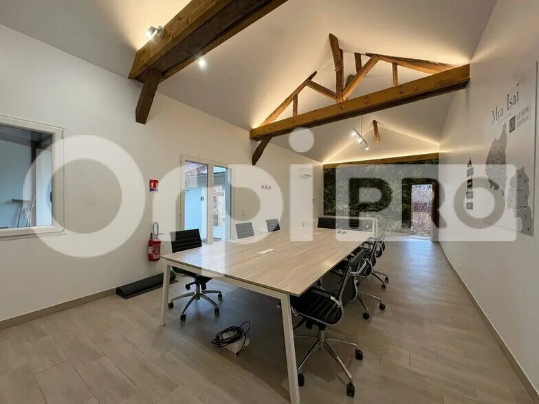 Office in Brie-Comte-Robert for lease - Interior Photo - Image 2 of 7