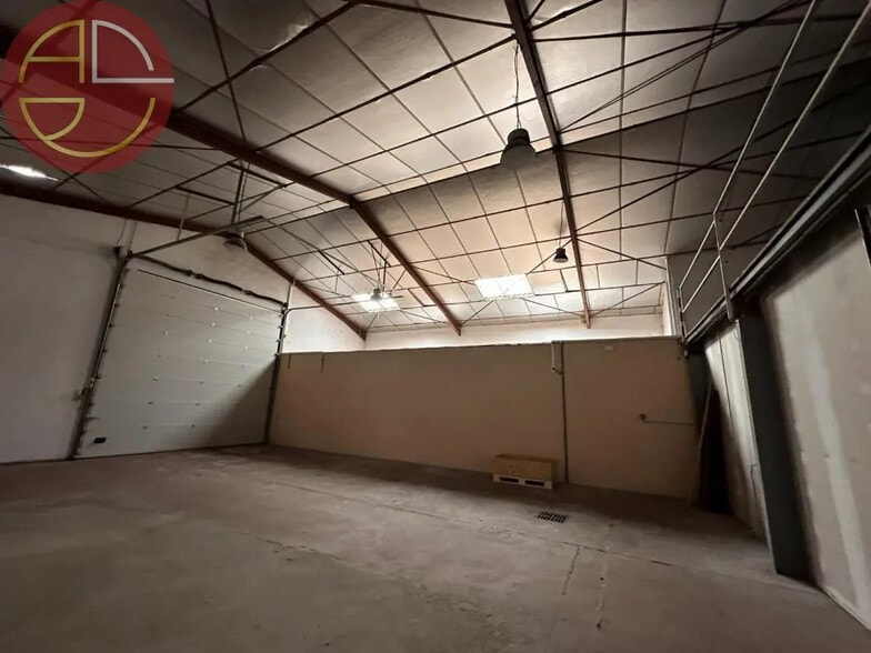 Industrial in Pins-Justaret for lease - Interior Photo - Image 2 of 5