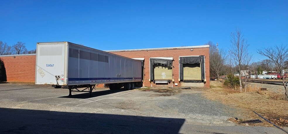 110 E 15th St, Newton, NC for lease - Building Photo - Image 3 of 6