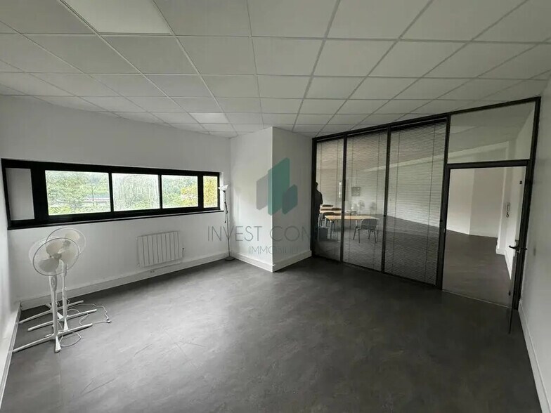 Flex in Saint-Denis for lease - Building Photo - Image 1 of 8