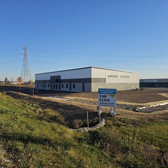 5795 Neubert Rd, Appleton, WI for lease - Building Photo - Image 1 of 8