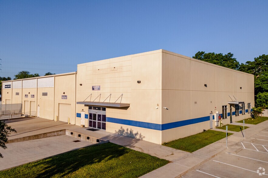 456 Brazosport Blvd S, Clute, TX for sale - Building Photo - Image 1 of 1