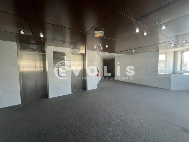 Office in Noisy-le-Grand for lease - Lobby - Image 3 of 24