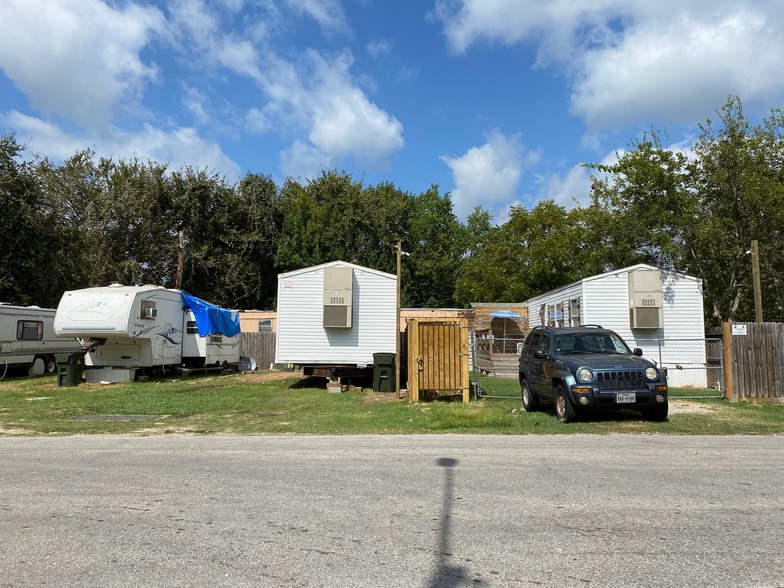 4224 Coon St, Bacliff, TX 77518