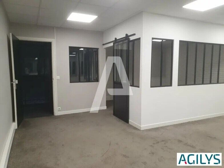 Flex in Morangis for sale - Interior Photo - Image 2 of 10