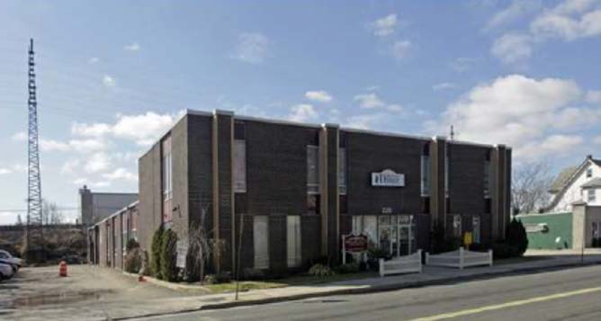 220 Maple Ave, Rockville Centre, NY for sale Primary Photo- Image 1 of 1