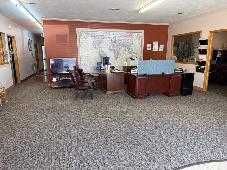 1651 S 11th St, Nebraska City, NE for sale - Interior Photo - Image 3 of 34