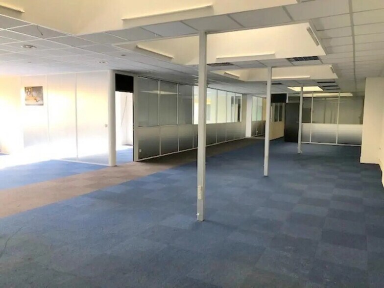 Office in Trappes for lease - Interior Photo - Image 2 of 13