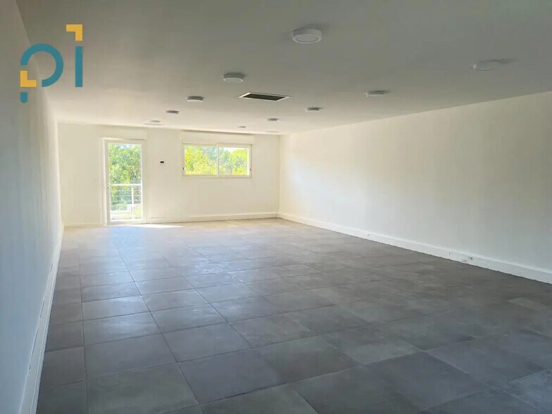 Office in Saint-Cannat for lease - Building Photo - Image 3 of 4