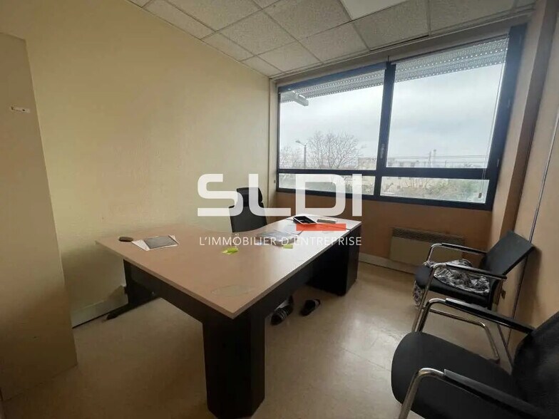 Office in Vaulx-en-Velin for lease - Interior Photo - Image 2 of 17