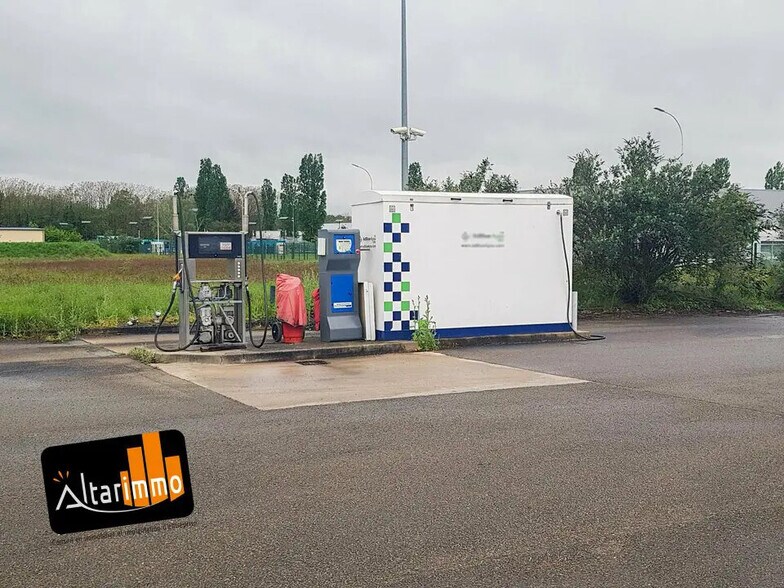 Flex in Cloyes-les-Trois-Rivières for sale - Building Photo - Image 3 of 4