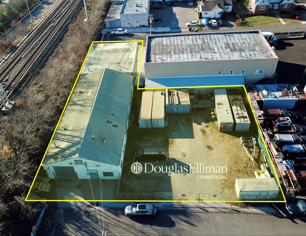 2 Kenwood Ave, Massapequa, NY 11758