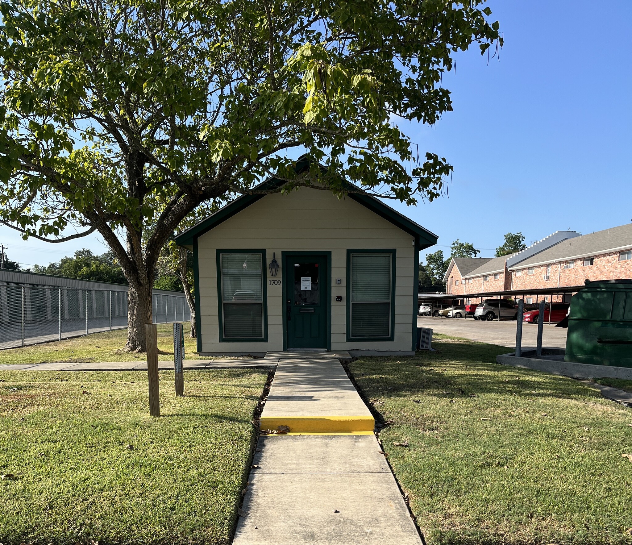 1709 Beauvoir Ln, Victoria, TX for lease Building Photo- Image 1 of 4