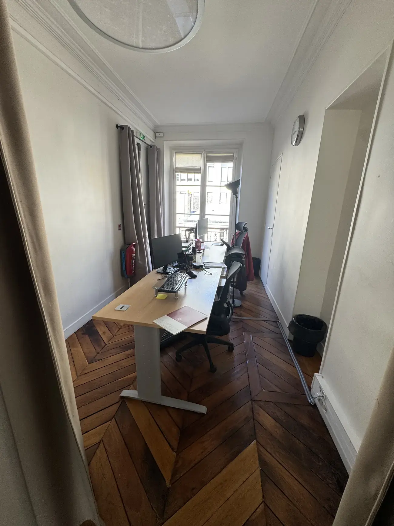 Office in Paris for lease Interior Photo- Image 1 of 4