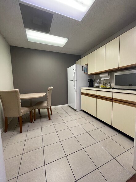 212-218 Apollo Beach Blvd, Apollo Beach, FL for sale - Primary Photo - Image 1 of 1