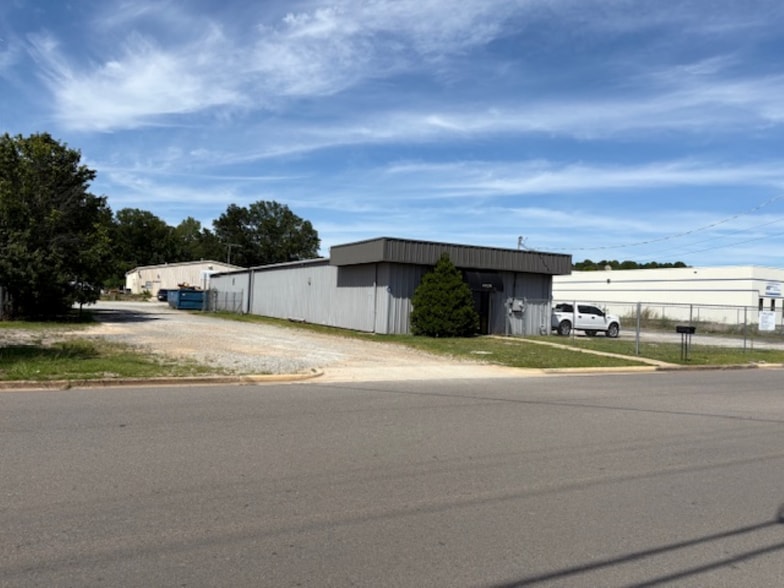 4628 Commercial Dr, Huntsville, AL for lease - Building Photo - Image 2 of 17