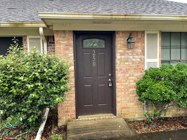 115 N Dixie Dr, Lake Jackson, TX for sale - Primary Photo - Image 1 of 1