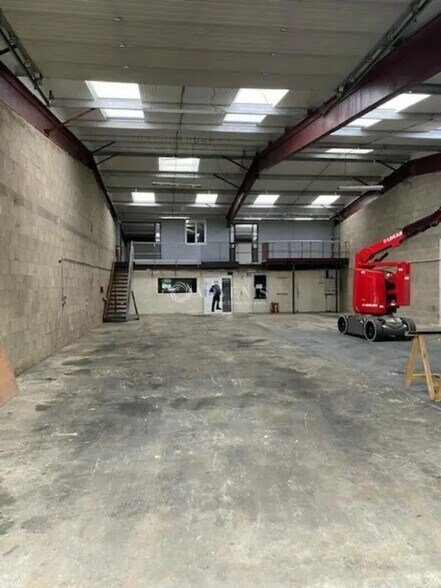 Flex in Ecquevilly for lease - Building Photo - Image 3 of 11