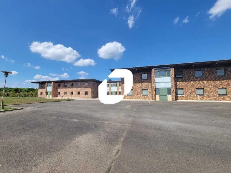 Office in Mennecy for lease - Building Photo - Image 1 of 5