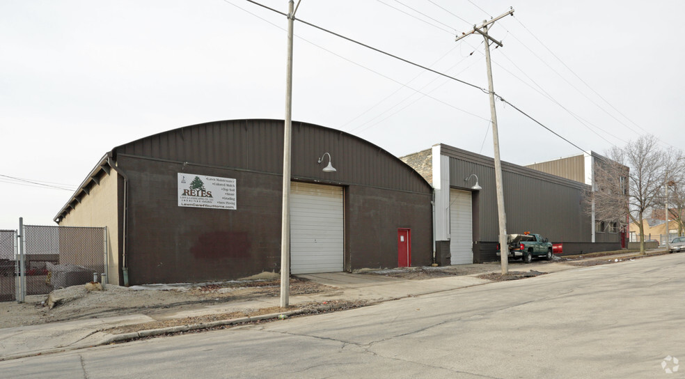 2123 W Michigan St, Milwaukee, WI for lease - Building Photo - Image 3 of 4