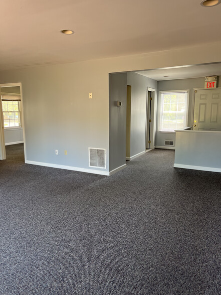 1680 Village Green, Crofton, MD for lease - Interior Photo - Image 3 of 12