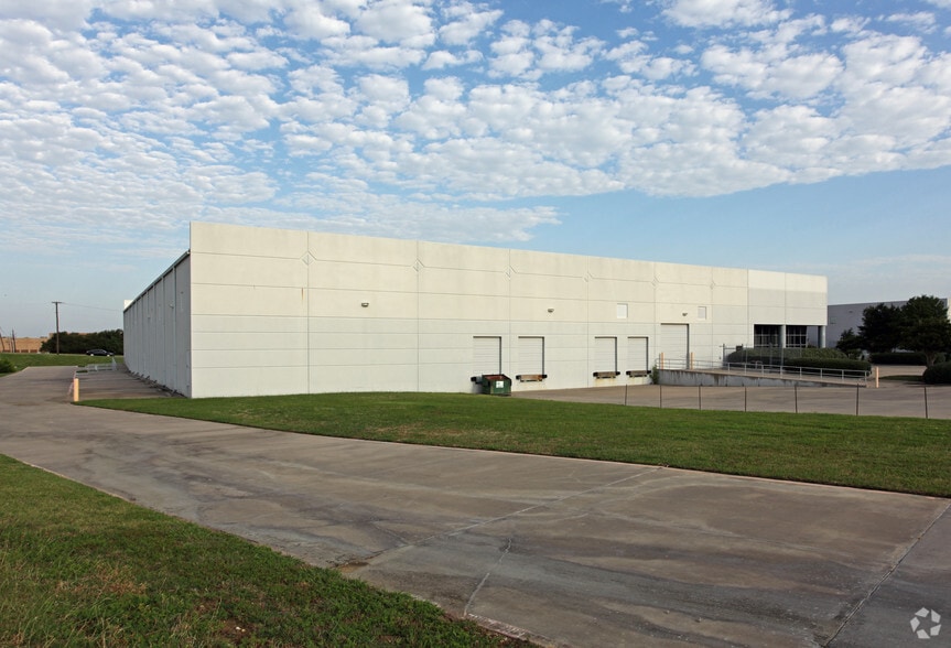 2168 W Diplomat Dr, Dallas, TX for lease - Building Photo - Image 3 of 6